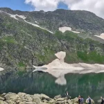 Μια στάση που άξιζε κάθε βήμα πεζοπορία στη Βουλγαρία δίπλα σε αλπική λίμνη με χιονούρες και απότομες βραχώδεις πλαγιές