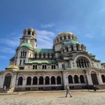 Μια βόλτα στη Σόφια πριν το βουνό Καθεδρικός ναός Alexander Nevsky στη Σόφια με τους χαρακτηριστικούς τρούλους κάτω από καθαρό γαλάζιο ουρανό