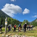 Σακίδια στην πλάτη και φύγαμε η ομάδα ξεκινά την πεζοπορική διαδρομή σε ανοιχτό ορεινό τοπίο με δάσος και ψηλές πλαγιές