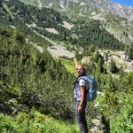 Εκεί πάνω δείχνει ο επόμενος στόχος μέλος της ομάδας δείχνει προς την ορεινή κορυφή μέσα σε καταπράσινο και βραχώδες τοπίο