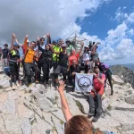 Μουσαλά 2.925 μ. — τα καταφέραμε! η ομάδα πανηγυρίζει στην κορυφή Μουσαλά με το BackpackOnGreece και το ορεινό τοπίο γύρω της