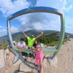 Family business, mountain edition! τέσσερα μέλη της ομάδας ποζάρουν στο Borovets στα 2.550 μέτρα με το ορεινό τοπίο να απλώνεται στο βάθος