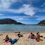 Χαλάρωση και βουτιές στη Βοϊδοκοιλιά Καταρράκτες Νέδας και Βοϊδοκοιλιά, η ομάδα χαλαρώνει στην παραλία Βοϊδοκοιλιά δίπλα στα γαλαζοπράσινα νερά
