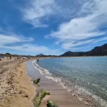Η καμπύλη της Βοϊδοκοιλιάς δίπλα στο Ιόνιο Καταρράκτες Νέδας και Βοϊδοκοιλιά, πανοραμική θέα της αμμώδους παραλίας Βοϊδοκοιλιά με γαλαζοπράσινα νερά