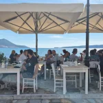 Φαγητό με θέα τη θάλασσα Γιάλοβα Μεσσηνίας, η ομάδα στο παραθαλάσσιο εστιατόριο με θέα τη θάλασσα