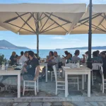 Φαγητό με θέα τη θάλασσα Γιάλοβα Μεσσηνίας, η ομάδα στο παραθαλάσσιο εστιατόριο με θέα τη θάλασσα