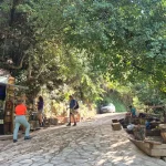 Μια μικρή στάση πριν το μονοπάτι Η ομάδα σε μικρή στάση μέσα στο πράσινο πριν ξεκινήσει την πεζοπορία