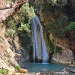 Η στιγμή που φτάσαμε στον καταρράκτη Μεγάλος καταρράκτης που πέφτει σε φυσική βάθρα ανάμεσα σε βράχια και πυκνή βλάστηση