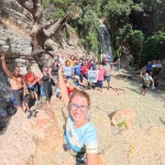 Όλη η ομάδα, μια μεγάλη στιγμή Ολόκληρη η ομάδα ποζάρει χαμογελαστή μπροστά στον καταρράκτη και τη φυσική βάθρα