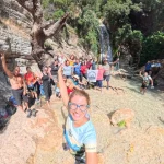 Όλη η ομάδα, μια μεγάλη στιγμή Ολόκληρη η ομάδα ποζάρει χαμογελαστή μπροστά στον καταρράκτη και τη φυσική βάθρα