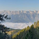 Η οροσειρά της Πίνδου και οι κορυφογραμμές της Γκαμήλας, όπως αποτυπώνονται στη διάσχιση Σμόλικα – Βάλια Κάλντα. Σμόλικας και Βάλια Κάλντα με θέα την οροσειρά της Πίνδου και τις κορυφογραμμές της Γκαμήλας σε πλήρη ανάπτυξη, σε αλπικό τοπίο της βόρειας Πίνδου