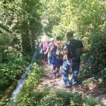 Η ομάδα του BackpackOnGreece στη μαγευτική πεζοπορική διαδρομή Δημητσάνα – Στεμνίτσα, ανάμεσα σε δάση και μοναστήρια της Αρκαδίας. Πεζοπορία στη Δημητσάνα και τη Στεμνίτσα – Φωτογραφία εξωφύλλου από πεζοπορική διαδρομή στην καρδιά της Αρκαδίας με το BackpackOnGreece