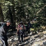 Η πεζοπορία είναι πιο όμορφη όταν μοιράζεσαι στιγμές χαράς. Κέφι και χαρά στο χιονισμένο μονοπάτι