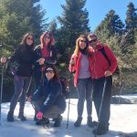 Χαμόγελα και καλή διάθεση στο χιονισμένο μονοπάτι. Χαμογελαστοί φίλοι του BackpackOnGreece στον Παρνασσό