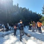 Ανάσα δροσιάς με τον ήλιο να φωτίζει το λευκό τοπίο. Μικρή στάση σε ηλιόλουστο χιονισμένο μονοπάτι