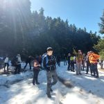 Μικρή στάση σε ηλιόλουστο χιονισμένο μονοπάτι