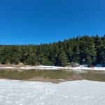 Μοναδική εικόνα της λίμνης με το φως του ήλιου να αναδεικνύει το τοπίο. Χειμερινή πεζοπορία Μπονίκλ Επτάστομος Αγοριανή δίπλα στην εποχιακή λίμνη