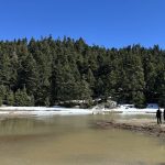 Ζευγάρι δίπλα στην εποχιακή λίμνη στον Παρνασσό