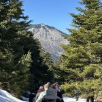Τελευταία βήματα της διαδρομής με φόντο το δάσος. Κατηφορίζοντας προς την Αγοριανή από το χιονισμένο μονοπάτι