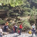 Πεζοπόροι ξεκουράζονται στη Χαράδρα Φλαμπουρίτσας