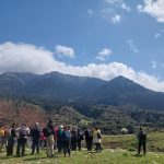 Σπήλαιο Λιμνών Πλανητέρο – Ομάδα πεζοπόρων διασχίζει πράσινο λιβάδι
