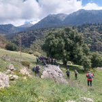 Πεζοπορική ομάδα σε πλάτωμα με θέα στον Χελμό και το Πλανητέρο