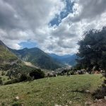 Ομάδα πεζοπόρων σε ύψωμα με θέα το Σπήλαιο Λιμνών Πλανητέρο και τον Αροάνιο