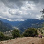 Πεζοπόροι κινούνται σε φαρδύ δασικό δρόμο στη διαδρομη Σπήλαιο Λιμνών Πλανητέρο